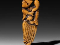 Two japanese flat ivory netsuke of chokaro and tekkai sennin, edo period (18thc), h 9 cm - 21g / h 7,3 cm - 14g (+) - afbeelding 2 van  6