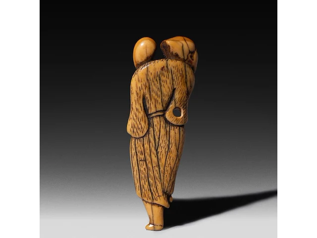 Two japanese flat ivory netsuke of chokaro and tekkai sennin, edo period (18thc), h 9 cm - 21g / h 7,3 cm - 14g (+) - afbeelding 3 van  6