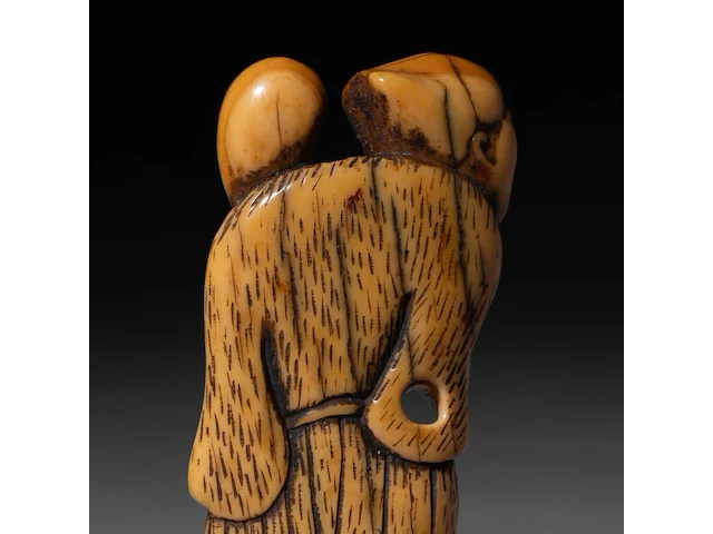 Two japanese flat ivory netsuke of chokaro and tekkai sennin, edo period (18thc), h 9 cm - 21g / h 7,3 cm - 14g (+) - afbeelding 4 van  6