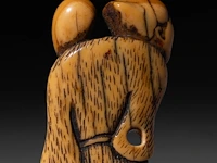 Two japanese flat ivory netsuke of chokaro and tekkai sennin, edo period (18thc), h 9 cm - 21g / h 7,3 cm - 14g (+) - afbeelding 4 van  6