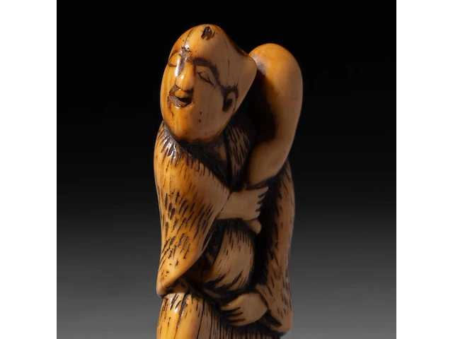 Two japanese flat ivory netsuke of chokaro and tekkai sennin, edo period (18thc), h 9 cm - 21g / h 7,3 cm - 14g (+) - afbeelding 5 van  6
