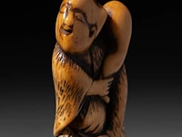 Two japanese flat ivory netsuke of chokaro and tekkai sennin, edo period (18thc), h 9 cm - 21g / h 7,3 cm - 14g (+) - afbeelding 5 van  6