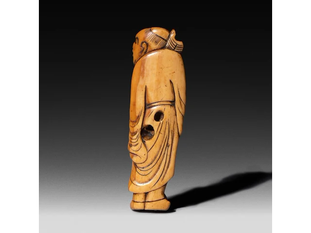 Two japanese flat ivory netsuke of chokaro and tekkai sennin, edo period (18thc), h 9 cm - 21g / h 7,3 cm - 14g (+) - afbeelding 8 van  10