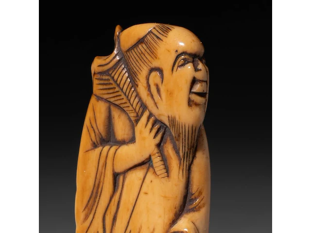 Two japanese flat ivory netsuke of chokaro and tekkai sennin, edo period (18thc), h 9 cm - 21g / h 7,3 cm - 14g (+) - afbeelding 9 van  10