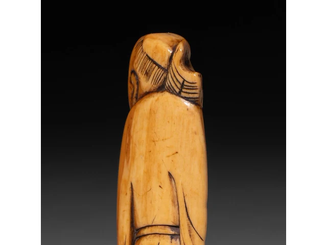Two japanese flat ivory netsuke of chokaro and tekkai sennin, edo period (18thc), h 9 cm - 21g / h 7,3 cm - 14g (+) - afbeelding 10 van  10