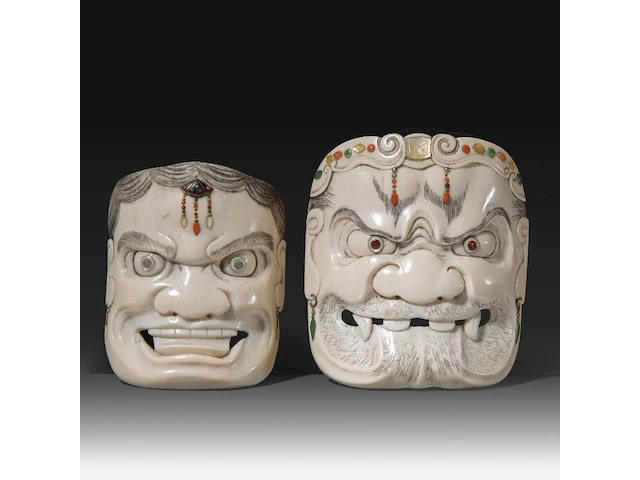 Two japanese ivory masks with shibayama inlay, meiji/taisho period (early 20thc), h 9 cm - 48g / h 8 cm - 39g (+) - afbeelding 1 van  4