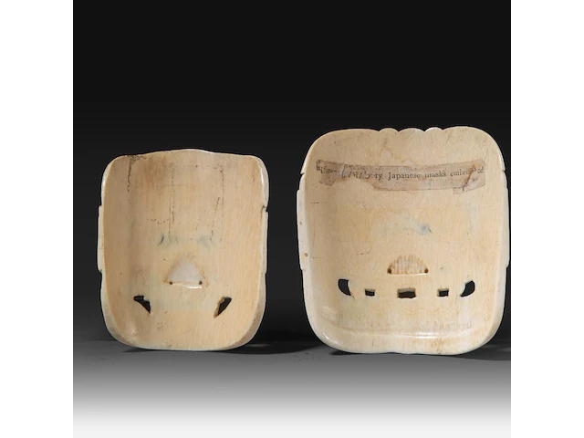 Two japanese ivory masks with shibayama inlay, meiji/taisho period (early 20thc), h 9 cm - 48g / h 8 cm - 39g (+) - afbeelding 2 van  4