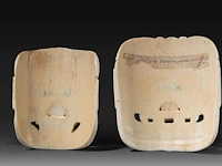 Two japanese ivory masks with shibayama inlay, meiji/taisho period (early 20thc), h 9 cm - 48g / h 8 cm - 39g (+) - afbeelding 2 van  4
