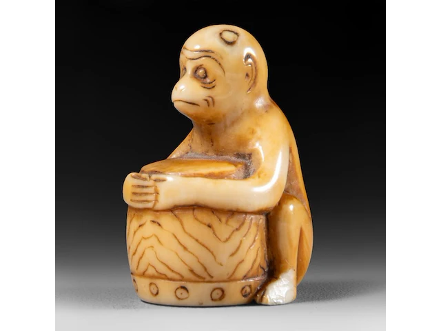 Two japanese ivory netsuke of a karako with a puppy and of a monkey with a drum, edo period, h 3,5 cm - w 3,5 cm - d 1,6 cm - 13g / h 3,5 cm - w 2 cm - d 2,5 cm - 12g (+) - afbeelding 9 van  15