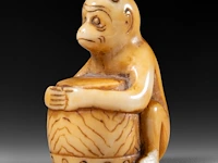 Two japanese ivory netsuke of a karako with a puppy and of a monkey with a drum, edo period, h 3,5 cm - w 3,5 cm - d 1,6 cm - 13g / h 3,5 cm - w 2 cm - d 2,5 cm - 12g (+) - afbeelding 9 van  15