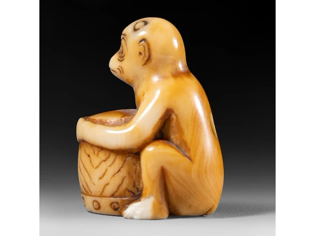 Two japanese ivory netsuke of a karako with a puppy and of a monkey with a drum, edo period, h 3,5 cm - w 3,5 cm - d 1,6 cm - 13g / h 3,5 cm - w 2 cm - d 2,5 cm - 12g (+) - afbeelding 10 van  15