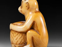 Two japanese ivory netsuke of a karako with a puppy and of a monkey with a drum, edo period, h 3,5 cm - w 3,5 cm - d 1,6 cm - 13g / h 3,5 cm - w 2 cm - d 2,5 cm - 12g (+) - afbeelding 10 van  15