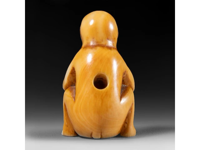 Two japanese ivory netsuke of a karako with a puppy and of a monkey with a drum, edo period, h 3,5 cm - w 3,5 cm - d 1,6 cm - 13g / h 3,5 cm - w 2 cm - d 2,5 cm - 12g (+) - afbeelding 11 van  15