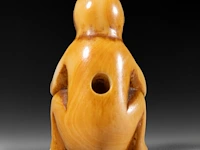 Two japanese ivory netsuke of a karako with a puppy and of a monkey with a drum, edo period, h 3,5 cm - w 3,5 cm - d 1,6 cm - 13g / h 3,5 cm - w 2 cm - d 2,5 cm - 12g (+) - afbeelding 11 van  15