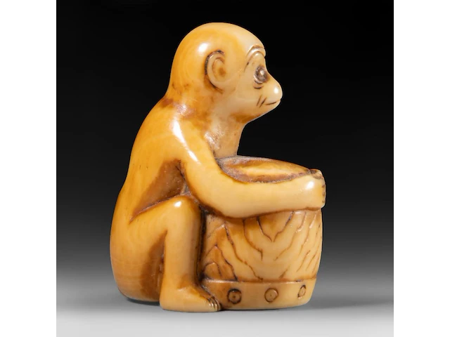 Two japanese ivory netsuke of a karako with a puppy and of a monkey with a drum, edo period, h 3,5 cm - w 3,5 cm - d 1,6 cm - 13g / h 3,5 cm - w 2 cm - d 2,5 cm - 12g (+) - afbeelding 12 van  15