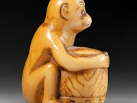 Two japanese ivory netsuke of a karako with a puppy and of a monkey with a drum, edo period, h 3,5 cm - w 3,5 cm - d 1,6 cm - 13g / h 3,5 cm - w 2 cm - d 2,5 cm - 12g (+) - afbeelding 12 van  15