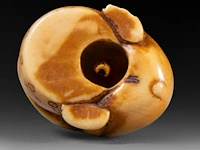 Two japanese ivory netsuke of a karako with a puppy and of a monkey with a drum, edo period, h 3,5 cm - w 3,5 cm - d 1,6 cm - 13g / h 3,5 cm - w 2 cm - d 2,5 cm - 12g (+) - afbeelding 14 van  15