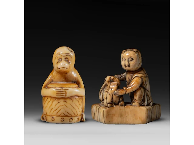 Two japanese ivory netsuke of a karako with a puppy and of a monkey with a drum, edo period, h 3,5 cm - w 3,5 cm - d 1,6 cm - 13g / h 3,5 cm - w 2 cm - d 2,5 cm - 12g (+) - afbeelding 1 van  8