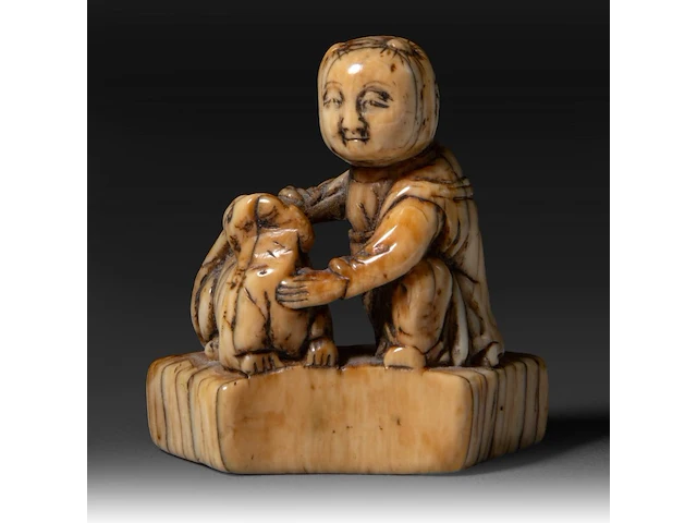 Two japanese ivory netsuke of a karako with a puppy and of a monkey with a drum, edo period, h 3,5 cm - w 3,5 cm - d 1,6 cm - 13g / h 3,5 cm - w 2 cm - d 2,5 cm - 12g (+) - afbeelding 2 van  8