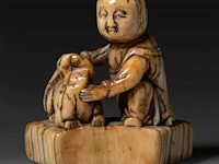 Two japanese ivory netsuke of a karako with a puppy and of a monkey with a drum, edo period, h 3,5 cm - w 3,5 cm - d 1,6 cm - 13g / h 3,5 cm - w 2 cm - d 2,5 cm - 12g (+) - afbeelding 2 van  8