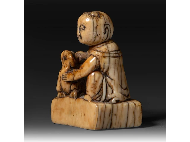 Two japanese ivory netsuke of a karako with a puppy and of a monkey with a drum, edo period, h 3,5 cm - w 3,5 cm - d 1,6 cm - 13g / h 3,5 cm - w 2 cm - d 2,5 cm - 12g (+) - afbeelding 3 van  8