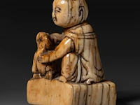 Two japanese ivory netsuke of a karako with a puppy and of a monkey with a drum, edo period, h 3,5 cm - w 3,5 cm - d 1,6 cm - 13g / h 3,5 cm - w 2 cm - d 2,5 cm - 12g (+) - afbeelding 3 van  8
