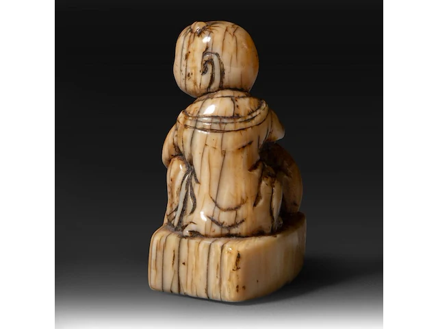 Two japanese ivory netsuke of a karako with a puppy and of a monkey with a drum, edo period, h 3,5 cm - w 3,5 cm - d 1,6 cm - 13g / h 3,5 cm - w 2 cm - d 2,5 cm - 12g (+) - afbeelding 4 van  8