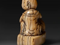 Two japanese ivory netsuke of a karako with a puppy and of a monkey with a drum, edo period, h 3,5 cm - w 3,5 cm - d 1,6 cm - 13g / h 3,5 cm - w 2 cm - d 2,5 cm - 12g (+) - afbeelding 4 van  8