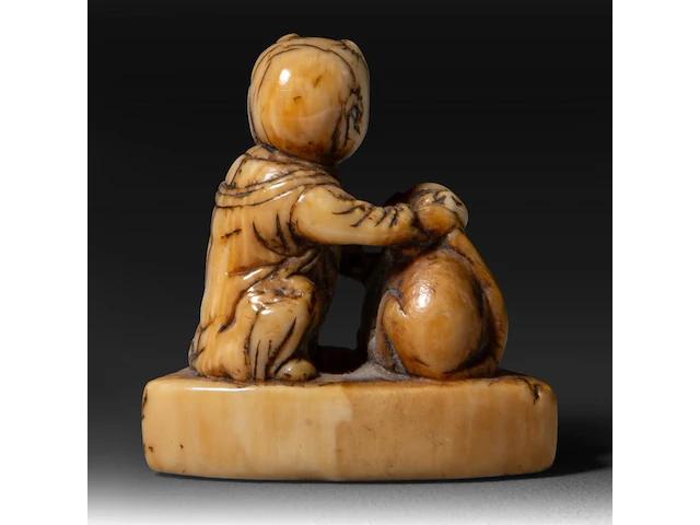 Two japanese ivory netsuke of a karako with a puppy and of a monkey with a drum, edo period, h 3,5 cm - w 3,5 cm - d 1,6 cm - 13g / h 3,5 cm - w 2 cm - d 2,5 cm - 12g (+) - afbeelding 5 van  8