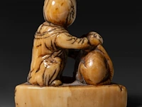 Two japanese ivory netsuke of a karako with a puppy and of a monkey with a drum, edo period, h 3,5 cm - w 3,5 cm - d 1,6 cm - 13g / h 3,5 cm - w 2 cm - d 2,5 cm - 12g (+) - afbeelding 5 van  8