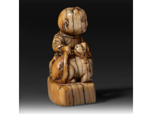 Two japanese ivory netsuke of a karako with a puppy and of a monkey with a drum, edo period, h 3,5 cm - w 3,5 cm - d 1,6 cm - 13g / h 3,5 cm - w 2 cm - d 2,5 cm - 12g (+) - afbeelding 6 van  8