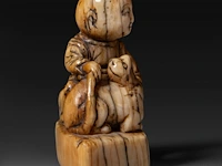 Two japanese ivory netsuke of a karako with a puppy and of a monkey with a drum, edo period, h 3,5 cm - w 3,5 cm - d 1,6 cm - 13g / h 3,5 cm - w 2 cm - d 2,5 cm - 12g (+) - afbeelding 6 van  8