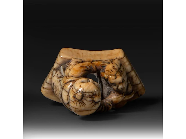 Two japanese ivory netsuke of a karako with a puppy and of a monkey with a drum, edo period, h 3,5 cm - w 3,5 cm - d 1,6 cm - 13g / h 3,5 cm - w 2 cm - d 2,5 cm - 12g (+) - afbeelding 7 van  8