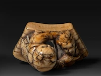 Two japanese ivory netsuke of a karako with a puppy and of a monkey with a drum, edo period, h 3,5 cm - w 3,5 cm - d 1,6 cm - 13g / h 3,5 cm - w 2 cm - d 2,5 cm - 12g (+) - afbeelding 7 van  8