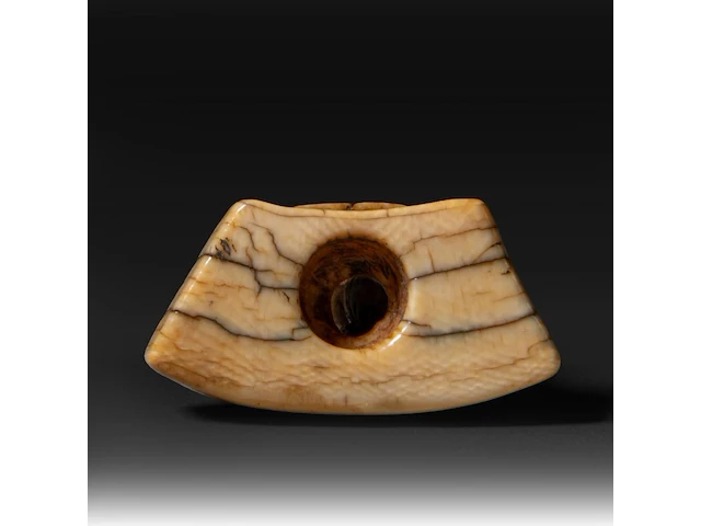 Two japanese ivory netsuke of a karako with a puppy and of a monkey with a drum, edo period, h 3,5 cm - w 3,5 cm - d 1,6 cm - 13g / h 3,5 cm - w 2 cm - d 2,5 cm - 12g (+) - afbeelding 8 van  8