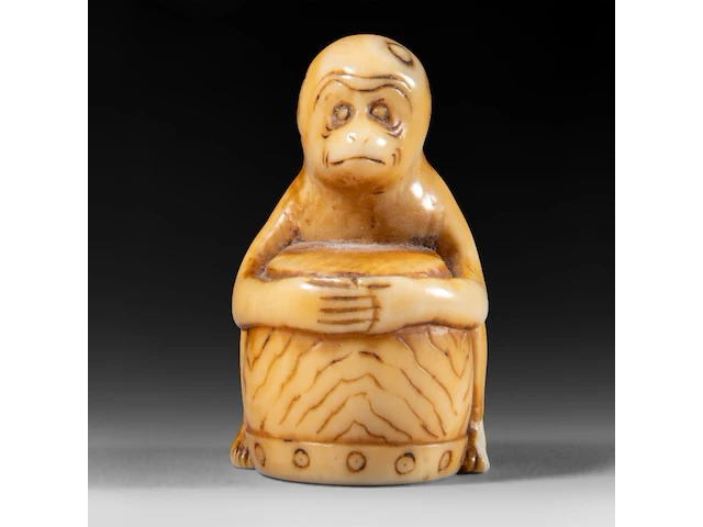 Two japanese ivory netsuke of a karako with a puppy and of a monkey with a drum, edo period, h 3,5 cm - w 3,5 cm - d 1,6 cm - 13g / h 3,5 cm - w 2 cm - d 2,5 cm - 12g (+) - afbeelding 15 van  15