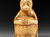 Two japanese ivory netsuke of a karako with a puppy and of a monkey with a drum, edo period, h 3,5 cm - w 3,5 cm - d 1,6 cm - 13g / h 3,5 cm - w 2 cm - d 2,5 cm - 12g (+) - afbeelding 15 van  15