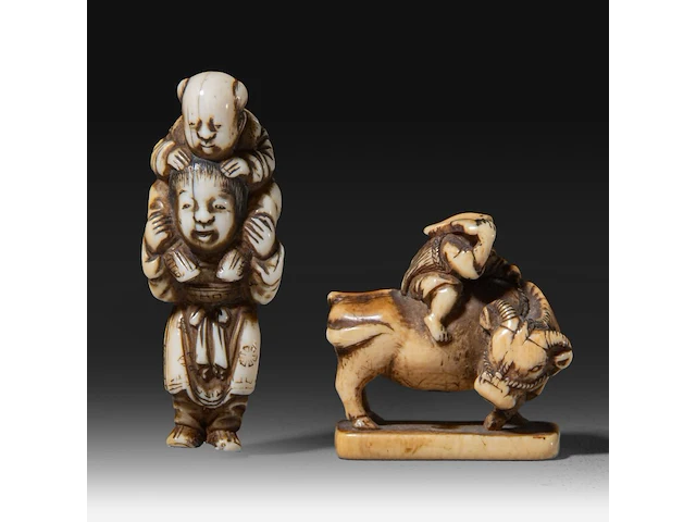Two japanese ivory netsuke, one of a boy carrying a karako around on his shoulders, the other of lao tse on his buffalo, edo period (19thc), children h 5 cm - w 1,7 cm - 11g / lao tse h 3,3 cm - w 3,2 cm - 10g (+) - afbeelding 1 van  8