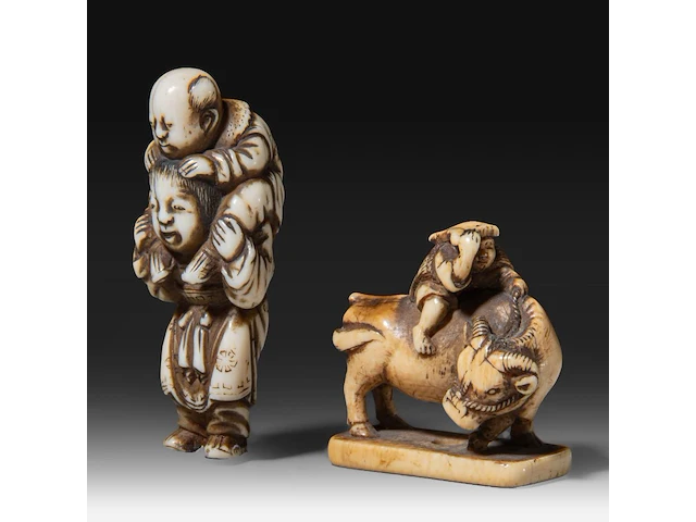 Two japanese ivory netsuke, one of a boy carrying a karako around on his shoulders, the other of lao tse on his buffalo, edo period (19thc), children h 5 cm - w 1,7 cm - 11g / lao tse h 3,3 cm - w 3,2 cm - 10g (+) - afbeelding 2 van  8