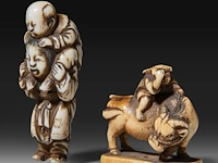 Two japanese ivory netsuke, one of a boy carrying a karako around on his shoulders, the other of lao tse on his buffalo, edo period (19thc), children h 5 cm - w 1,7 cm - 11g / lao tse h 3,3 cm - w 3,2 cm - 10g (+) - afbeelding 2 van  8