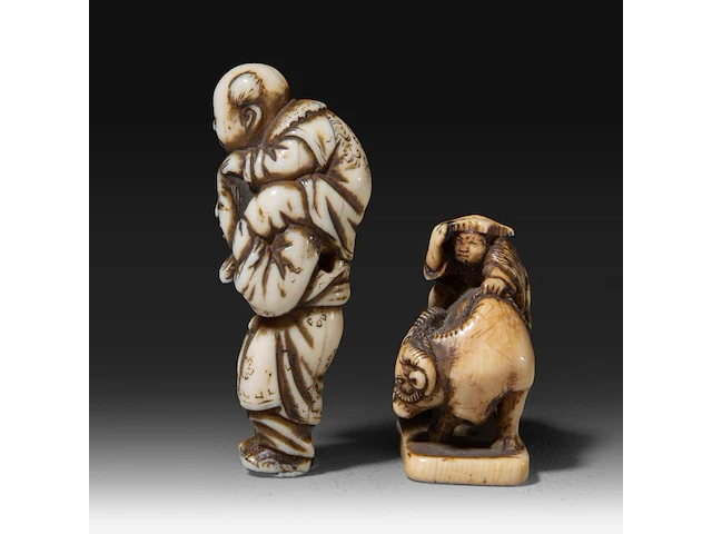 Two japanese ivory netsuke, one of a boy carrying a karako around on his shoulders, the other of lao tse on his buffalo, edo period (19thc), children h 5 cm - w 1,7 cm - 11g / lao tse h 3,3 cm - w 3,2 cm - 10g (+) - afbeelding 3 van  8