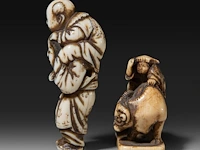 Two japanese ivory netsuke, one of a boy carrying a karako around on his shoulders, the other of lao tse on his buffalo, edo period (19thc), children h 5 cm - w 1,7 cm - 11g / lao tse h 3,3 cm - w 3,2 cm - 10g (+) - afbeelding 3 van  8
