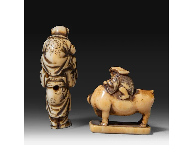 Two japanese ivory netsuke, one of a boy carrying a karako around on his shoulders, the other of lao tse on his buffalo, edo period (19thc), children h 5 cm - w 1,7 cm - 11g / lao tse h 3,3 cm - w 3,2 cm - 10g (+) - afbeelding 4 van  8