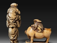 Two japanese ivory netsuke, one of a boy carrying a karako around on his shoulders, the other of lao tse on his buffalo, edo period (19thc), children h 5 cm - w 1,7 cm - 11g / lao tse h 3,3 cm - w 3,2 cm - 10g (+) - afbeelding 4 van  8