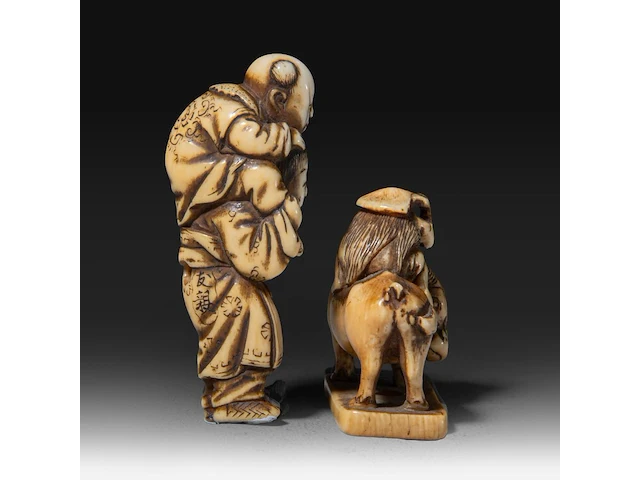 Two japanese ivory netsuke, one of a boy carrying a karako around on his shoulders, the other of lao tse on his buffalo, edo period (19thc), children h 5 cm - w 1,7 cm - 11g / lao tse h 3,3 cm - w 3,2 cm - 10g (+) - afbeelding 5 van  8