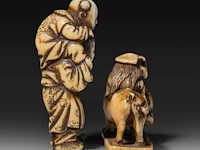 Two japanese ivory netsuke, one of a boy carrying a karako around on his shoulders, the other of lao tse on his buffalo, edo period (19thc), children h 5 cm - w 1,7 cm - 11g / lao tse h 3,3 cm - w 3,2 cm - 10g (+) - afbeelding 5 van  8
