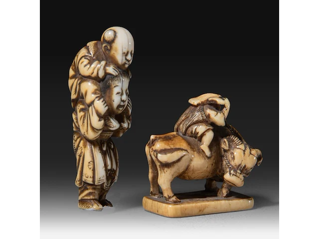 Two japanese ivory netsuke, one of a boy carrying a karako around on his shoulders, the other of lao tse on his buffalo, edo period (19thc), children h 5 cm - w 1,7 cm - 11g / lao tse h 3,3 cm - w 3,2 cm - 10g (+) - afbeelding 6 van  8