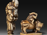 Two japanese ivory netsuke, one of a boy carrying a karako around on his shoulders, the other of lao tse on his buffalo, edo period (19thc), children h 5 cm - w 1,7 cm - 11g / lao tse h 3,3 cm - w 3,2 cm - 10g (+) - afbeelding 6 van  8