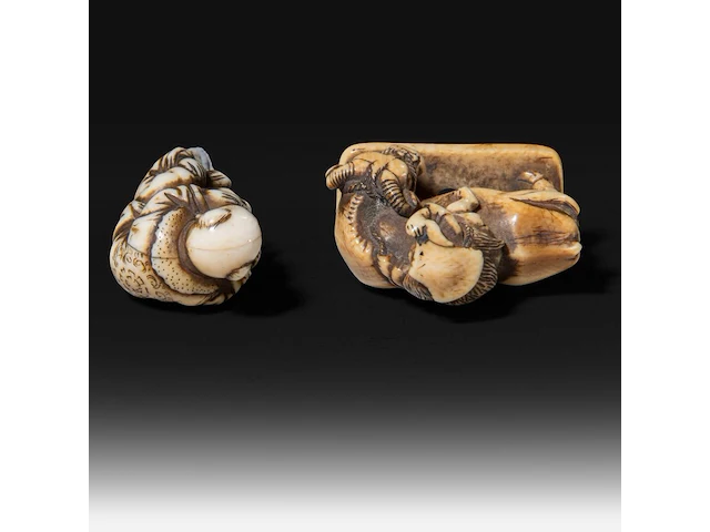 Two japanese ivory netsuke, one of a boy carrying a karako around on his shoulders, the other of lao tse on his buffalo, edo period (19thc), children h 5 cm - w 1,7 cm - 11g / lao tse h 3,3 cm - w 3,2 cm - 10g (+) - afbeelding 7 van  8