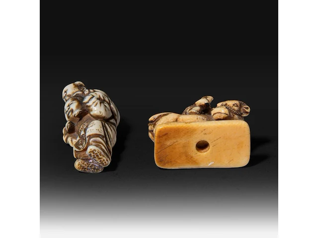 Two japanese ivory netsuke, one of a boy carrying a karako around on his shoulders, the other of lao tse on his buffalo, edo period (19thc), children h 5 cm - w 1,7 cm - 11g / lao tse h 3,3 cm - w 3,2 cm - 10g (+) - afbeelding 8 van  8